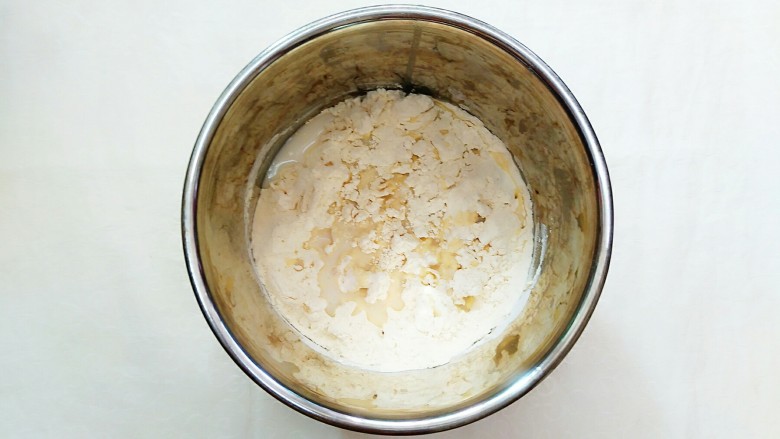 紫薯玉米千层糕,再在另一个200g玉米面粉的盆里加入剩下的牛奶白糖液和酵母水一起搅拌！