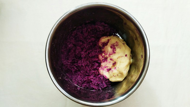 紫薯玉米千层糕,将蒸熟的紫薯压成泥冷却，拌入揉好的200g的面团里！
