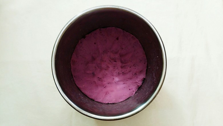 紫薯玉米千层糕,揉成上图光滑的紫薯面团！