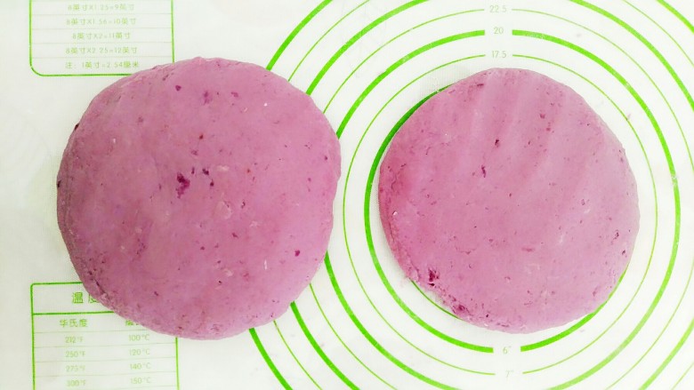 紫薯玉米千层糕,等面团发酵到两倍那么大的时候拿出来揉成两块这么大的圆饼！