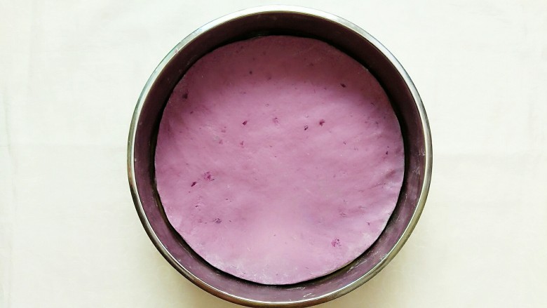 紫薯玉米千层糕,把面饼揉至跟锅底一样大小，铺下去按均匀！