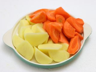 胡萝卜土豆炖牛肉,胡萝卜和土豆去皮洗净切滚刀块