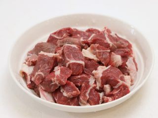 胡萝卜土豆炖牛肉,牛肉洗净，切成厚块