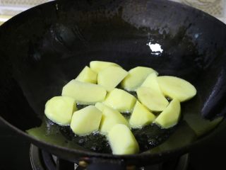 胡萝卜土豆炖牛肉,
先倒入土豆炸一下