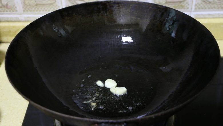 胡萝卜土豆炖牛肉,
锅底留油，放入蒜米爆香