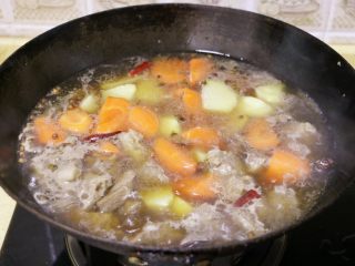 胡萝卜土豆炖牛肉,大火烧开