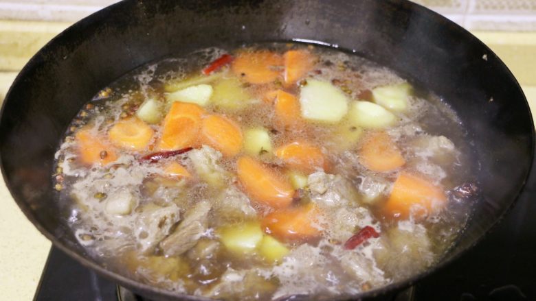 胡萝卜土豆炖牛肉,大火烧开