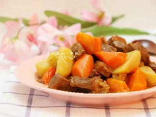 胡萝卜土豆炖牛肉,出锅啦
