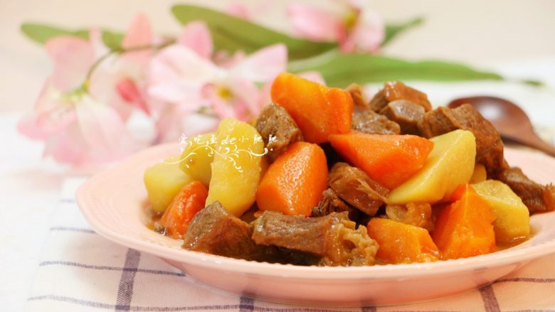 胡萝卜土豆炖牛肉,出锅啦