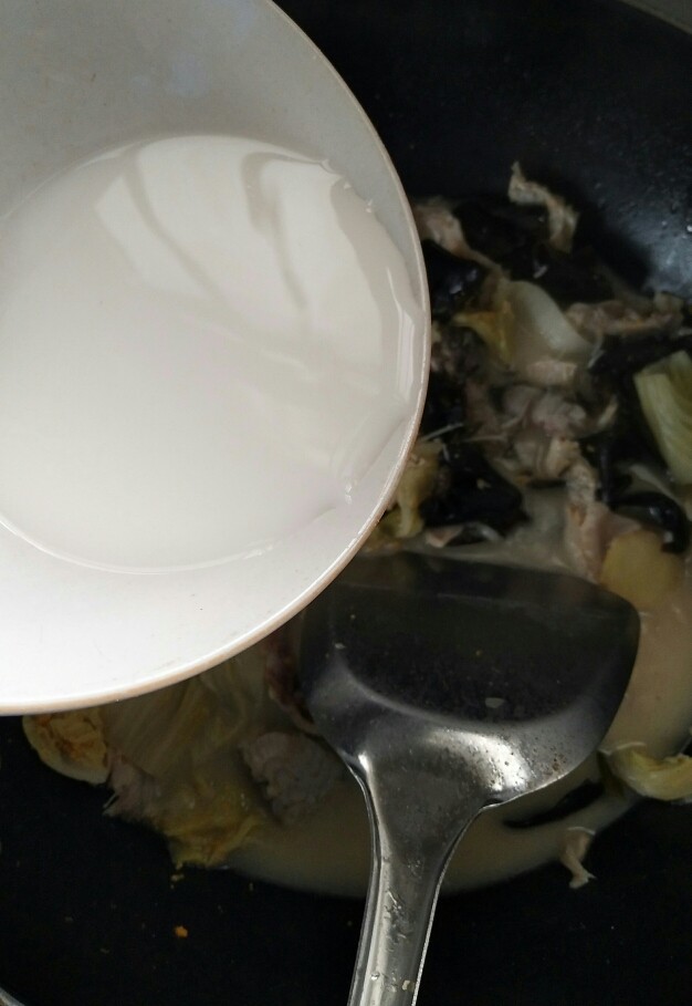 醋溜鱼,起锅前加入水淀粉勾芡，然后调味装碗