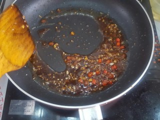 风味煎茄子,热锅，放入油，油热后放入泰椒，蒜，生抽，都瓣酱，少量盐