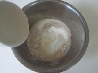 韭菜三鲜饺子,饺子面粉放入面中， 加入适量的水；