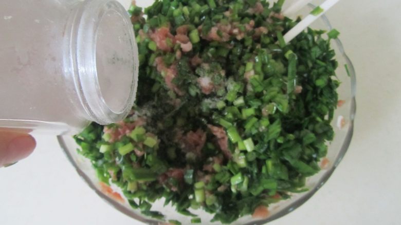 韭菜三鲜饺子,再加入少许盐和胡椒粉调味；
