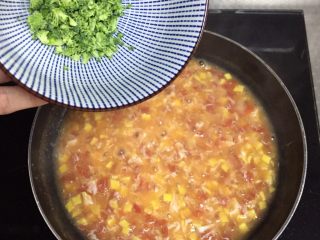 番茄浓汤,最后倒入西兰花碎，搅拌至开锅