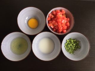 番茄浓汤,材料全家福，鸡蛋黄白分离，番茄切丁，淀粉加少许水做成水淀粉，西兰花切下顶部绿色部分备用