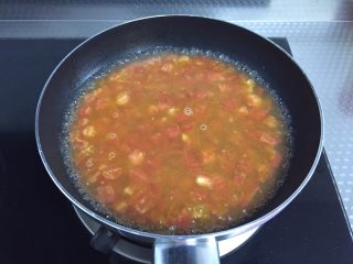 番茄浓汤,加入水，不停搅拌至开锅