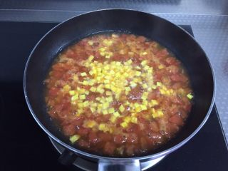 番茄浓汤,倒入刚刚准备好的蛋黄丁搅拌均匀