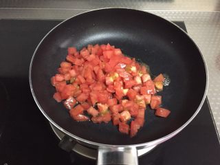 番茄浓汤,平底锅放少许油倒入蕃茄丁翻炒至稍融化