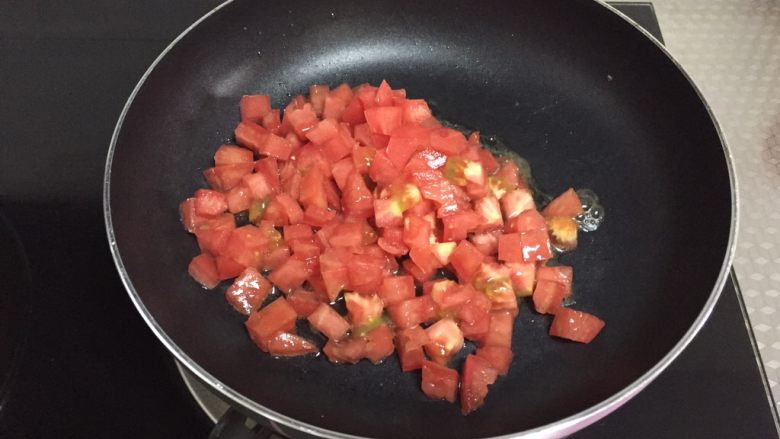 番茄浓汤,平底锅放少许油倒入蕃茄丁翻炒至稍融化