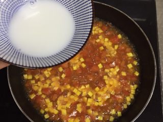 番茄浓汤,调入水淀粉，不停搅拌至浓稠