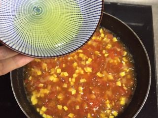 番茄浓汤,高处淋入蛋清液，边淋边搅拌浓汤才会出漂亮的蛋花