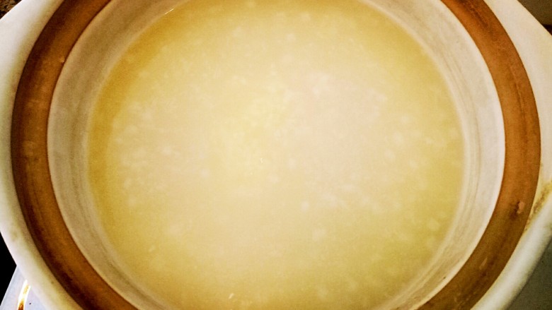 养生梨子小米粥,厚厚的一层粥油  看着都营养