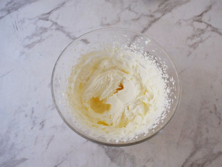 闪电泡芙,淡奶油加入白糖打发至裱花状态