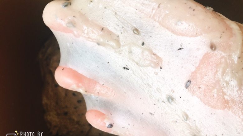 软绵绵的黑芝麻炼乳吐司,取一小块面团，可以拉出薄而透的手膜。