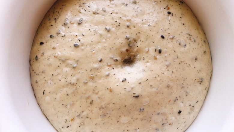 软绵绵的黑芝麻炼乳吐司,发酵至原来的2-2.5倍大左右。
