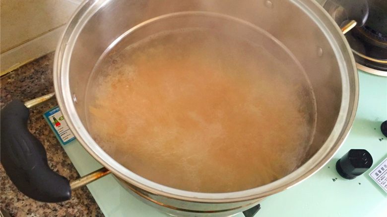 自制大盘鸡（自动锅版）,烧一锅开水，煮面。