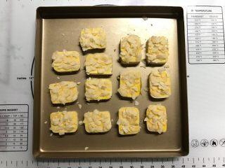 杏仁奶酪饼干,表面涂上蛋黄液，铺上杏仁片。