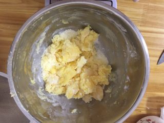 蔓越莓酥条,这样可以使糖粉黄油更好的融合、避免打蛋器打发过程中 溅出盆外