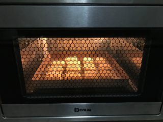 杏仁奶酪饼干,放入烤立方，上管调150度，下管160度，烘烤25分钟左右。