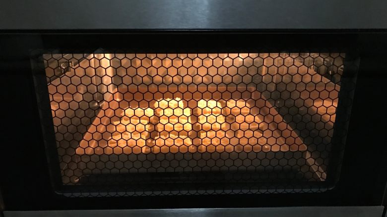杏仁奶酪饼干,放入烤立方，上管调150度，下管160度，烘烤25分钟左右。