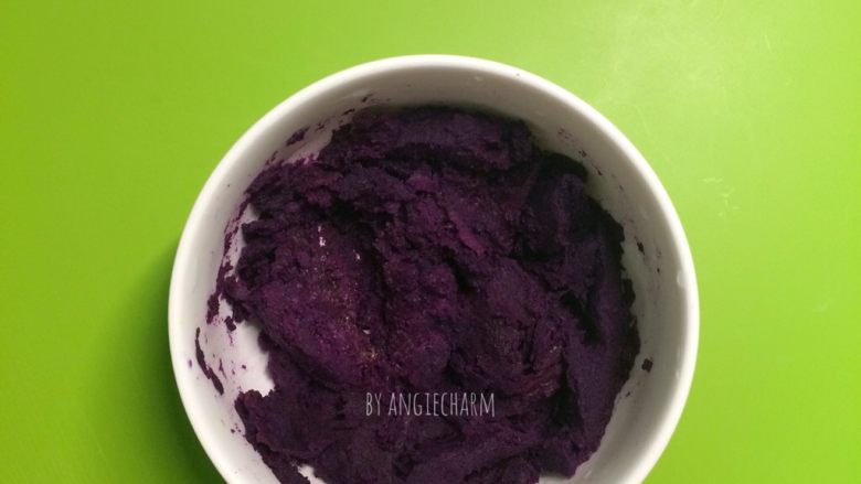 梦幻粉嫩系紫薯芝士面包,紫薯蒸熟，去皮压成泥晾凉备用。