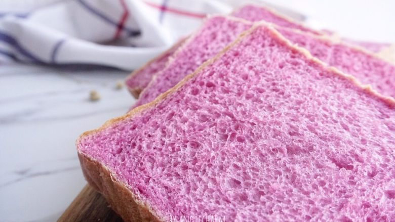 梦幻粉嫩系紫薯芝士面包,凉后切片。
