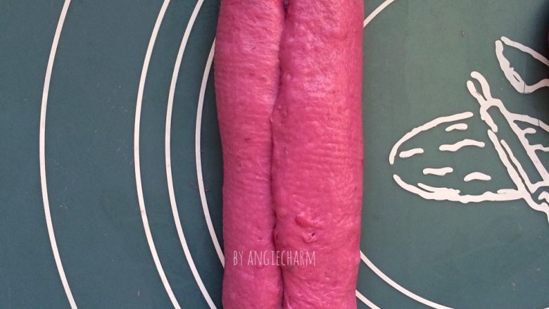 梦幻粉嫩系紫薯芝士面包,左右长边分别往中间1/3处折叠，捏紧收口处。
