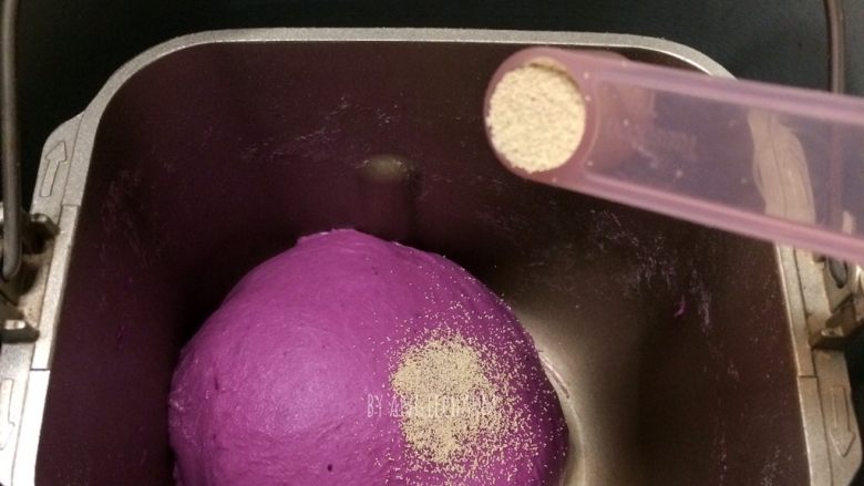梦幻粉嫩系紫薯芝士面包,倒入酵母再揉约10分钟至完全阶段。