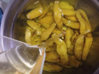 泡椒鸡爪,把1小瓶的野山椒倒入一个碗内，加入白醋。喜欢酸的可以多加一点。