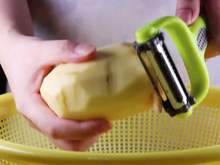 土豆饼的家常做法，吃起来特别过瘾,将土豆去皮后备用。