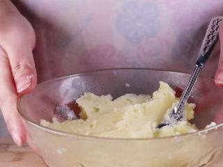 土豆饼的家常做法，吃起来特别过瘾,充分压成细细的土豆泥。