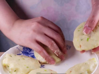 土豆饼的家常做法，吃起来特别过瘾,将压好多土豆饼装盘备用。