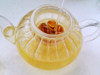 罗汉果茶,把罗汉果放壶内，冲入开水。