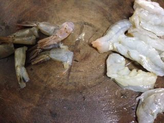 西葫芦鲜虾酿,从背部划开，摘除虾线，从最后一节处切下洗净