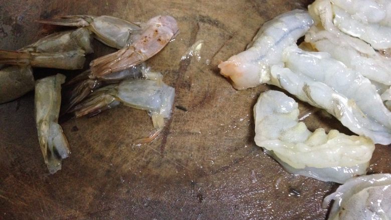 西葫芦鲜虾酿,从背部划开，摘除虾线，从最后一节处切下洗净