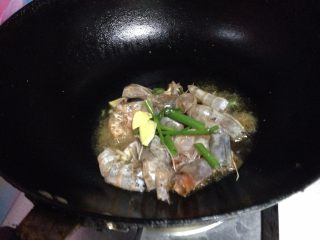 西葫芦鲜虾酿,在此期间，锅内加油倒入虾皮、虾头，加葱、姜慢慢炸至变色酥脆后捞出，沉淀后即为虾油