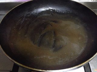 西葫芦鲜虾酿,
菜蒸好后取出，将盘里蒸出的汤汁倒入炒锅，再加入蒸鱼豉油勾入水淀粉成薄欠汁，加入少许虾油