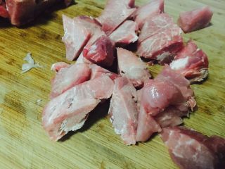 莲藕肉馅饺子,从冰箱冷冻拿出来的肉，热一会，刀可以切下去，就开始操作。切到当中，有点难度，可以再等会切。切小块。