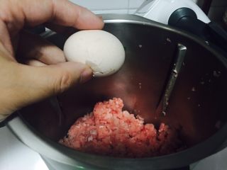 莲藕肉馅饺子,敲一下，左右手分别往外掰，蛋就进入主锅了。