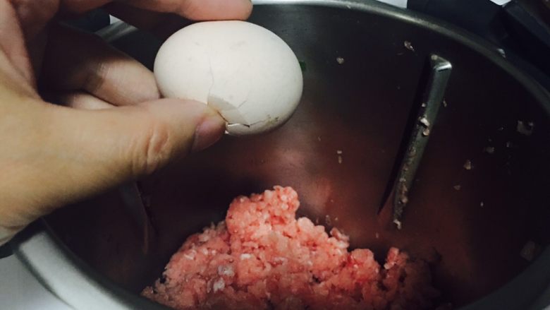 莲藕肉馅饺子,敲一下，左右手分别往外掰，蛋就进入主锅了。
